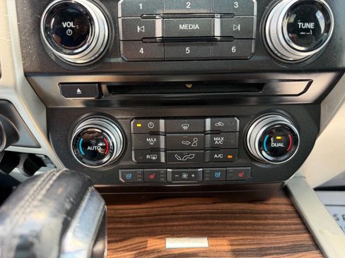 Used 2017 Ford F150 Lariat w/ Equipment Group 502A Luxury AWD/4WD image 32