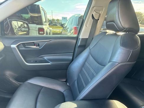 Used 2021 Toyota RAV4 XLE Premium image 15