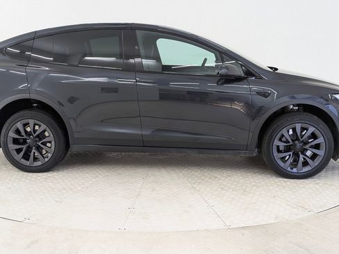 Used 2025 Tesla Model X image 8