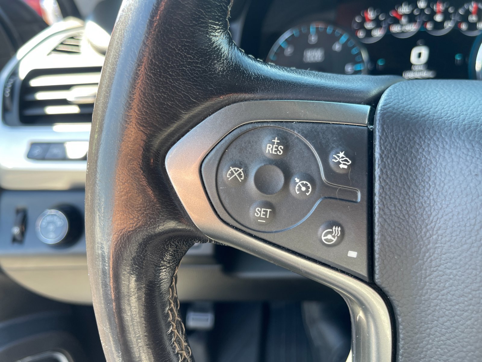Used 2018 Chevrolet Suburban Premier AWD/4WD image 32