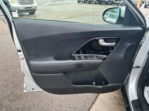 Used 2020 Kia Niro LXS FWD image 14
