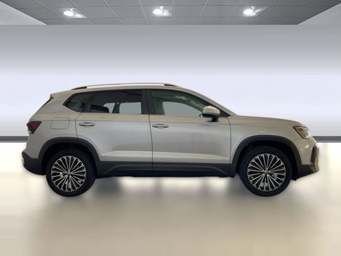 New 2026 Volkswagen Taos SE image 8
