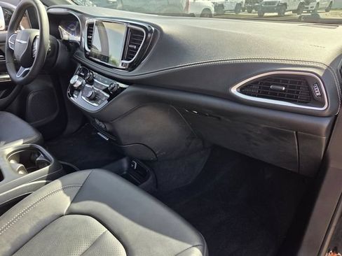 Used 2025 Chrysler Pacifica Select AWD/4WD image 17