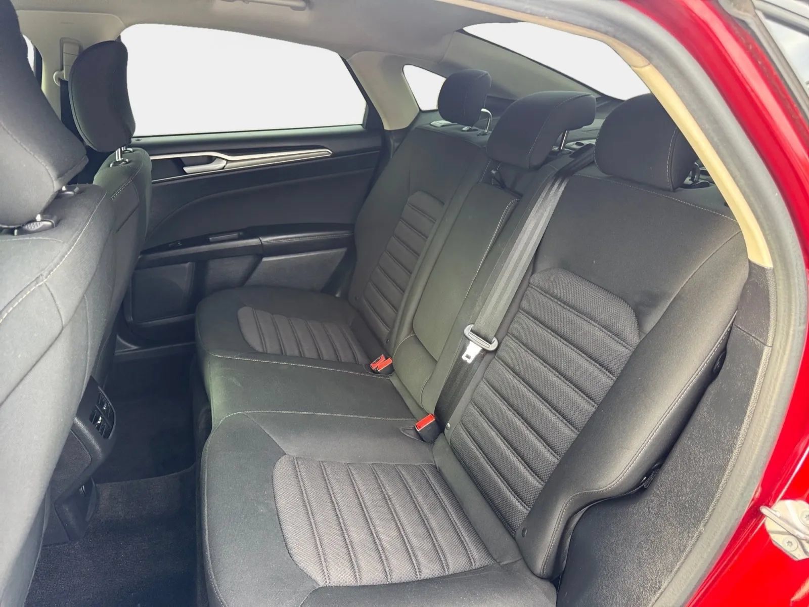 Used 2017 Ford Fusion SE w/ Fusion SE Technology Package FWD image 11