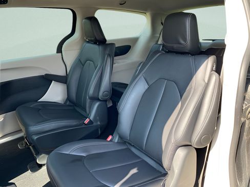 Used 2024 Chrysler Pacifica Limited FWD image 4