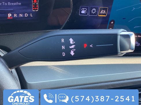 Used 2025 Chevrolet Traverse LT image 32