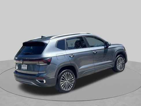 Used 2025 Volkswagen Taos SE FWD image 5