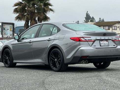 Used 2025 Toyota Camry SE image 6