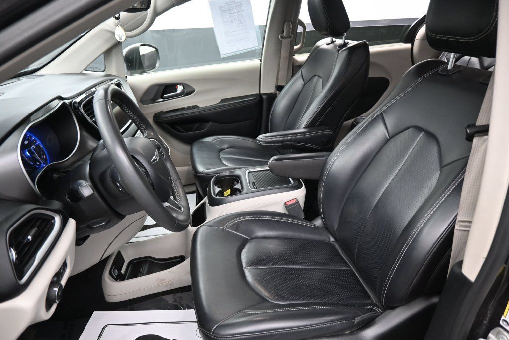 Used 2023 Chrysler Pacifica Touring-L FWD image 23