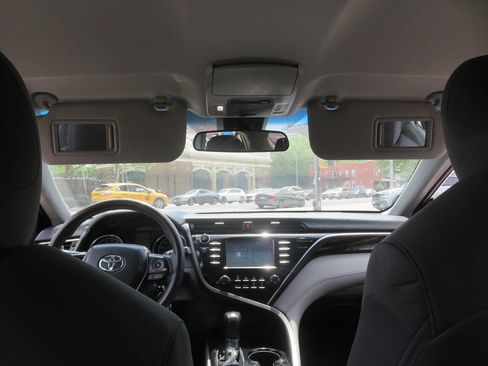 Used 2018 Toyota Camry LE FWD image 13