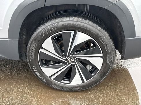 Certified 2025 Volkswagen Taos SE w/ Panoramic Sunroof Package image 10