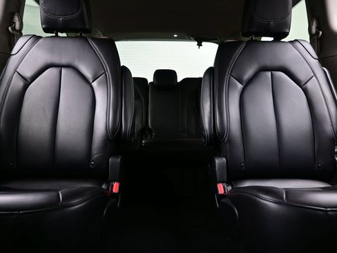 Used 2023 Chrysler Pacifica Touring-L FWD image 19