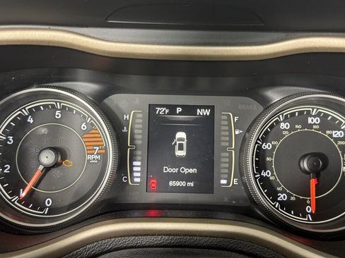 Used 2017 Jeep Cherokee Latitude AWD/4WD image 17