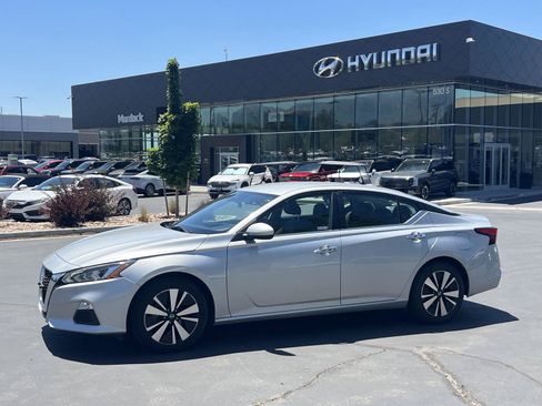 Used 2022 Nissan Altima 2.5 SV FWD image 1