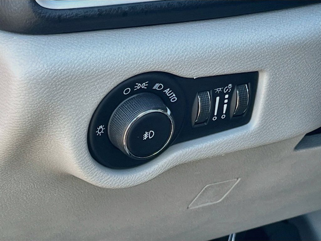 Used 2018 Chrysler Pacifica Touring-L w/ Advanced Safetytec Group FWD image 10