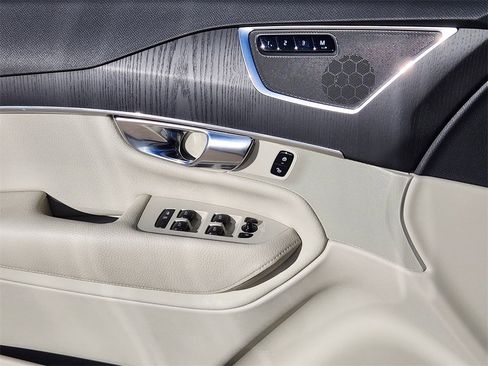 Used 2020 Volvo XC90 T5 Momentum w/ Protection Package Premier image 6