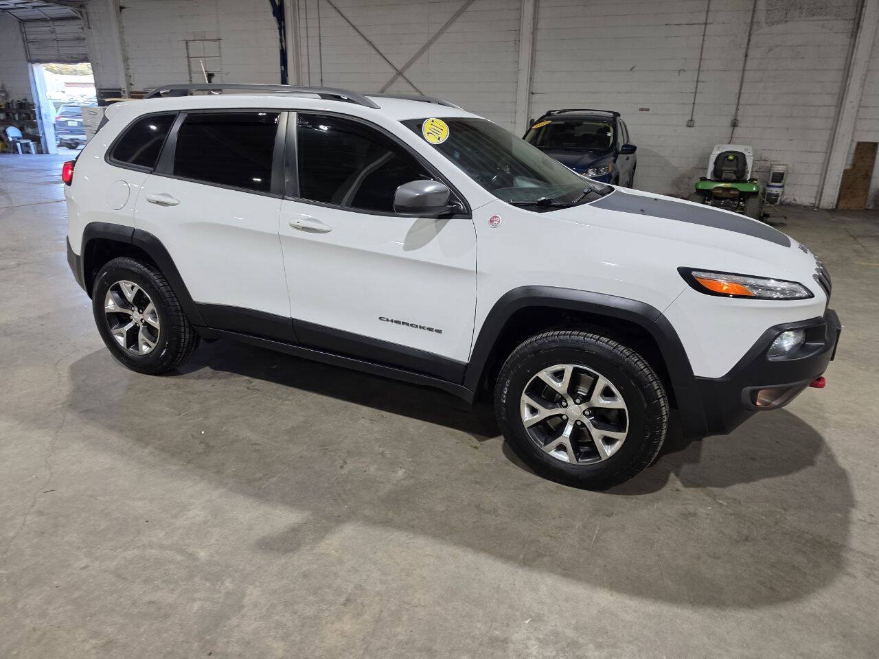 Used 2017 Jeep Cherokee Trailhawk w/ Comfort/Convenience Group AWD/4WD image 16