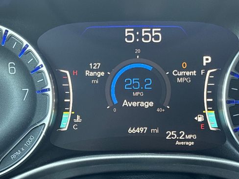 Used 2023 Chrysler Pacifica Touring-L image 16