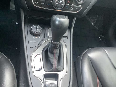 Used 2020 Jeep Cherokee Trailhawk w/ Comfort/Convenience Group AWD/4WD image 18