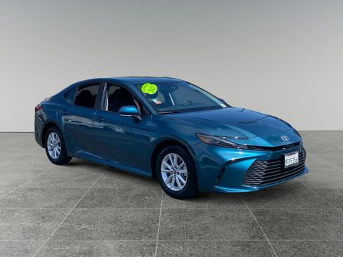 Used 2025 Toyota Camry LE image 7