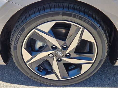 Used 2023 Hyundai Elantra Limited image 12