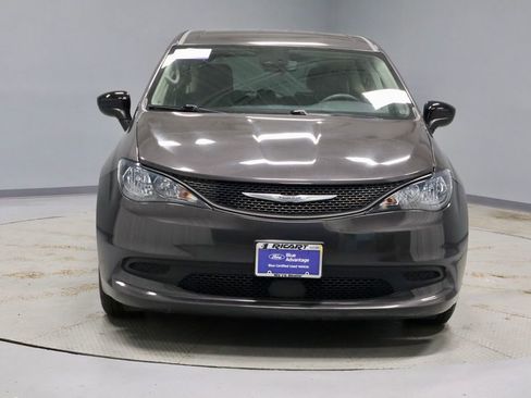 Used 2023 Chrysler Voyager LX FWD image 5