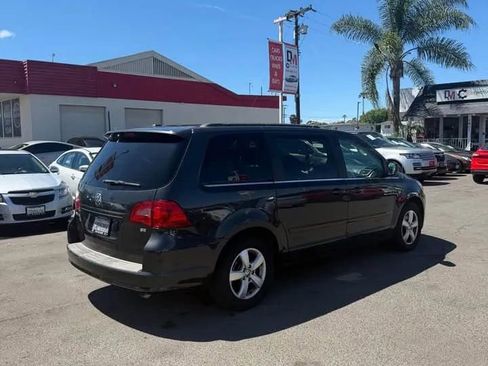 Used 2011 Volkswagen Routan SE image 3