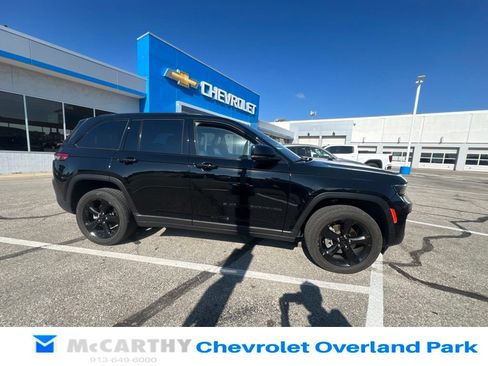 Used 2023 Jeep Grand Cherokee Altitude AWD/4WD image 4