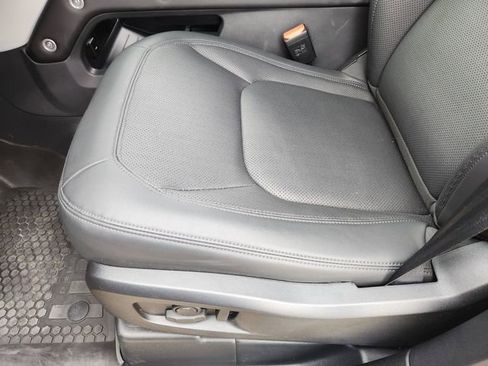 Used 2025 Land Rover Defender 110 X-Dynamic SE image 23