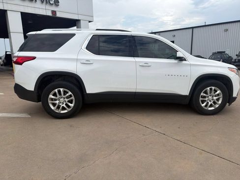 Used 2018 Chevrolet Traverse LT FWD image 2