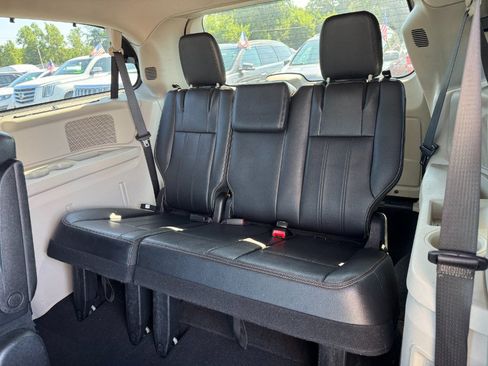 Used 2014 Chrysler Town & Country Touring FWD image 17