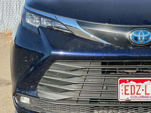 Used 2025 Toyota Sienna XLE FWD image 17