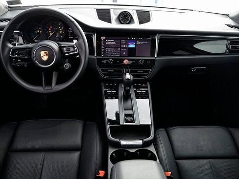Certified 2025 Porsche Macan AWD/4WD image 29