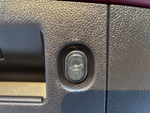 Used 2017 GMC Yukon SLT image 30