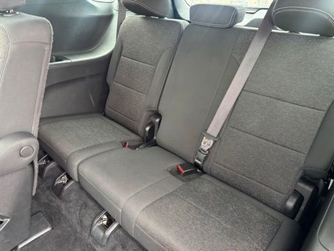 Used 2025 Chevrolet Traverse LT FWD image 19