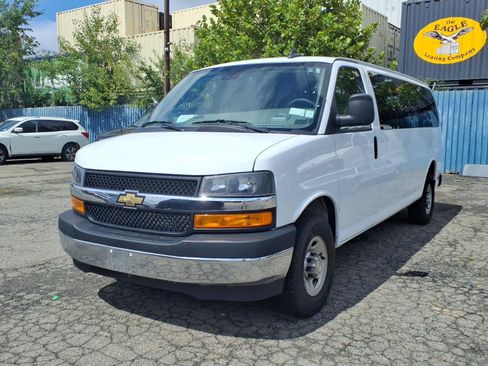 Used 2025 Chevrolet Express 3500 LT w/ LT Preferred Equipment Group RWD image 3