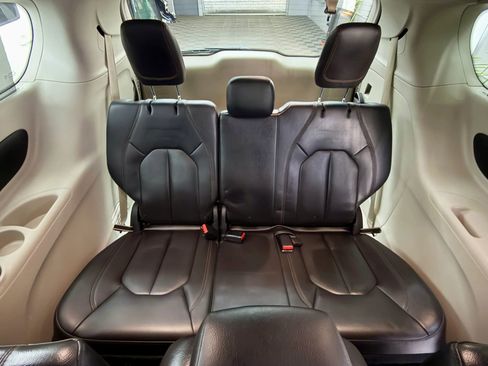 Used 2017 Chrysler Pacifica Touring-L w/ Tire & Wheel Group image 9