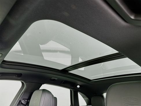 Certified 2025 Porsche Macan image 23