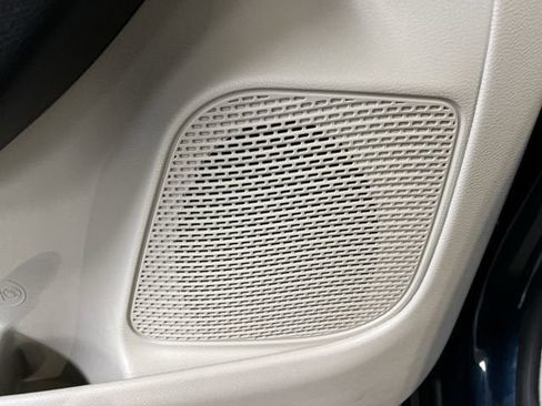 Used 2023 Chrysler Pacifica Touring-L FWD image 23