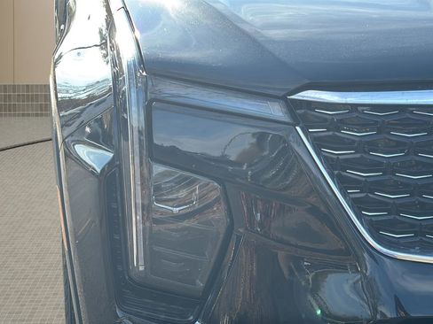 Used 2024 Cadillac XT4 Premium Luxury image 10