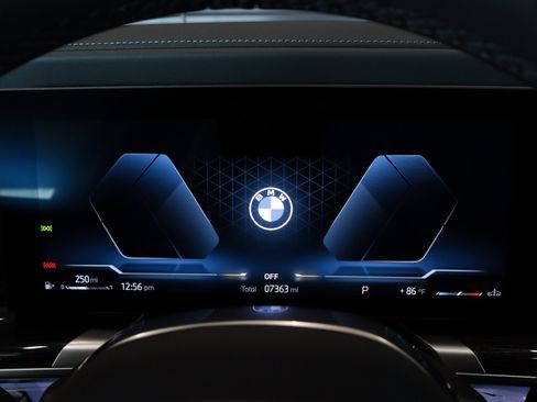 Used 2025 BMW 740i w/ Premium Package RWD image 17