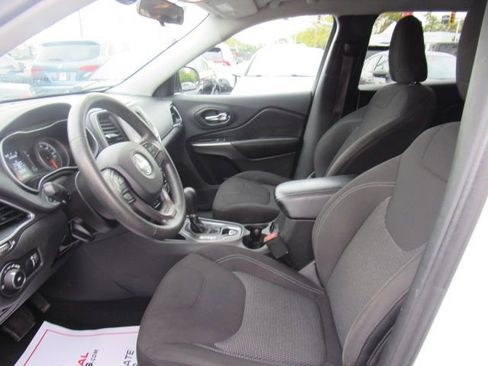 Used 2019 Jeep Cherokee Latitude w/ Popular Appearance Group image 9