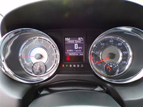 Used 2014 Chrysler Town & Country Touring FWD image 37