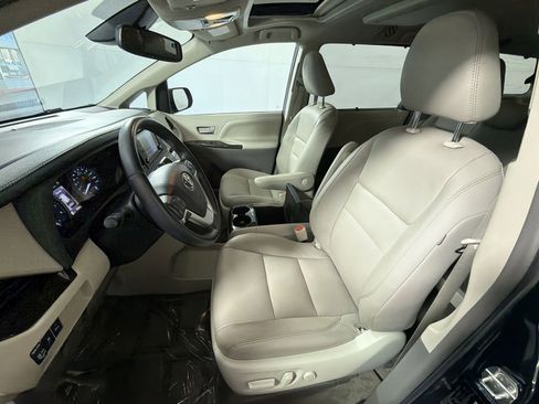 Used 2018 Toyota Sienna XLE image 13