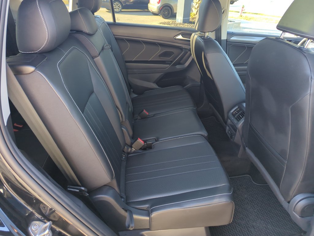 Used 2023 Volkswagen Tiguan SE w/ Panoramic Sunroof Package FWD image 31