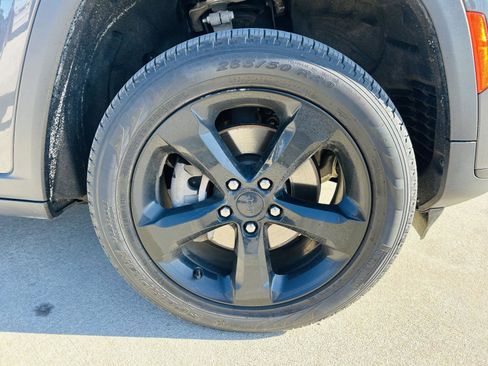 Used 2023 Jeep Grand Cherokee L Limited w/ Black Appearance Package image 45