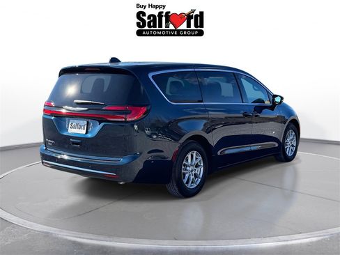 Used 2025 Chrysler Pacifica Select image 8