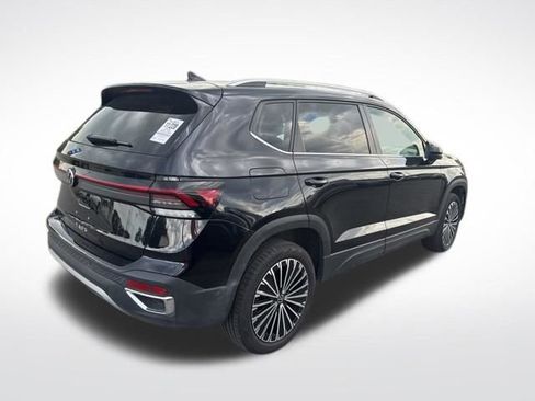 Used 2025 Volkswagen Taos SE FWD image 4