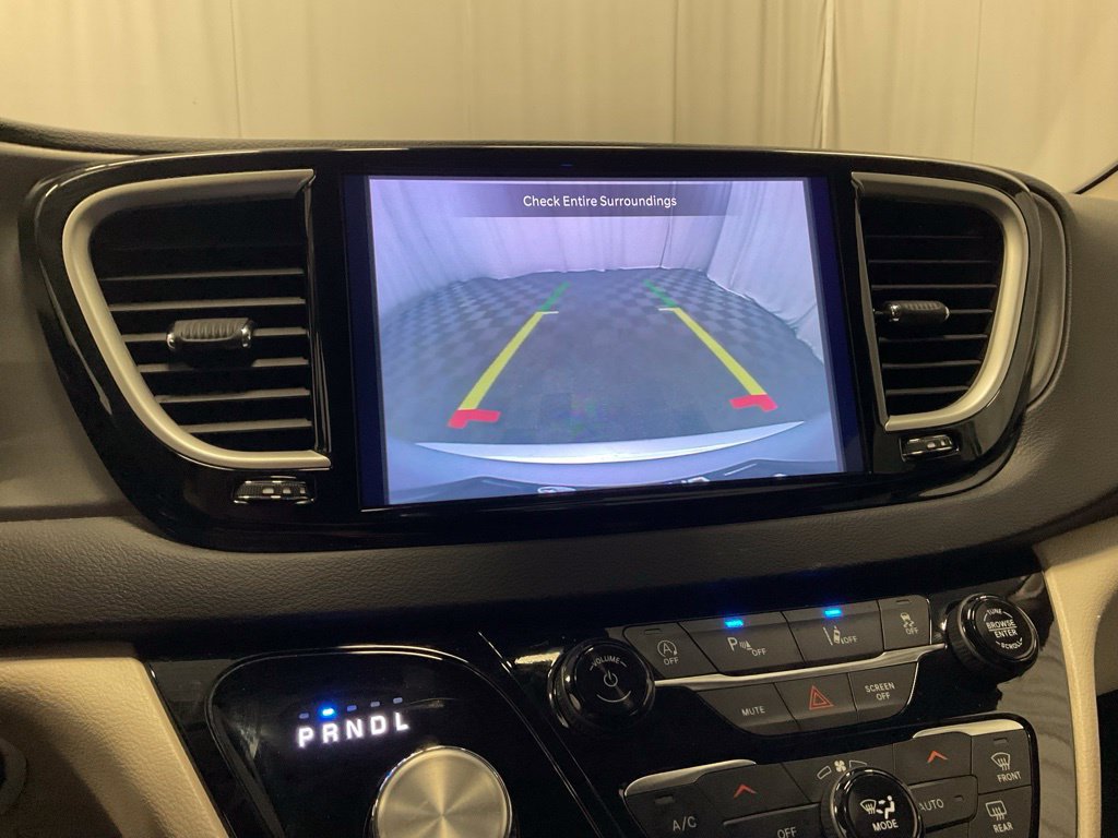 Used 2024 Chrysler Pacifica Touring-L FWD image 7