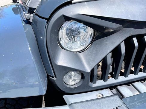 Used 2018 Jeep Wrangler Unlimited Sahara w/ Dual Top Group AWD/4WD image 24